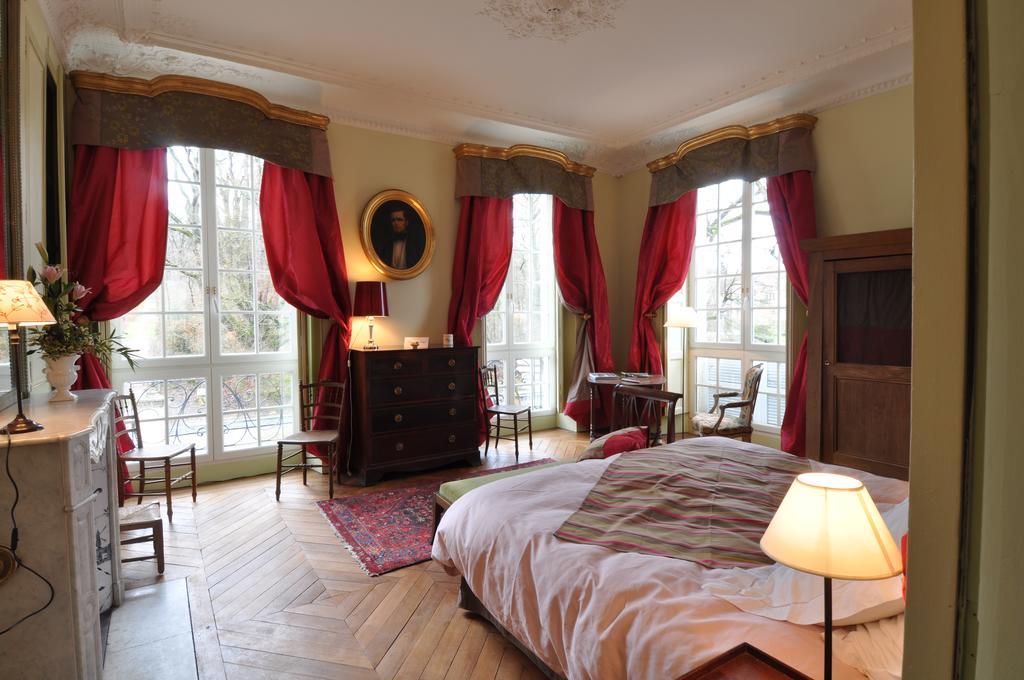 Le Chateau De La Vierge Bures-sur-Yvette Стая снимка